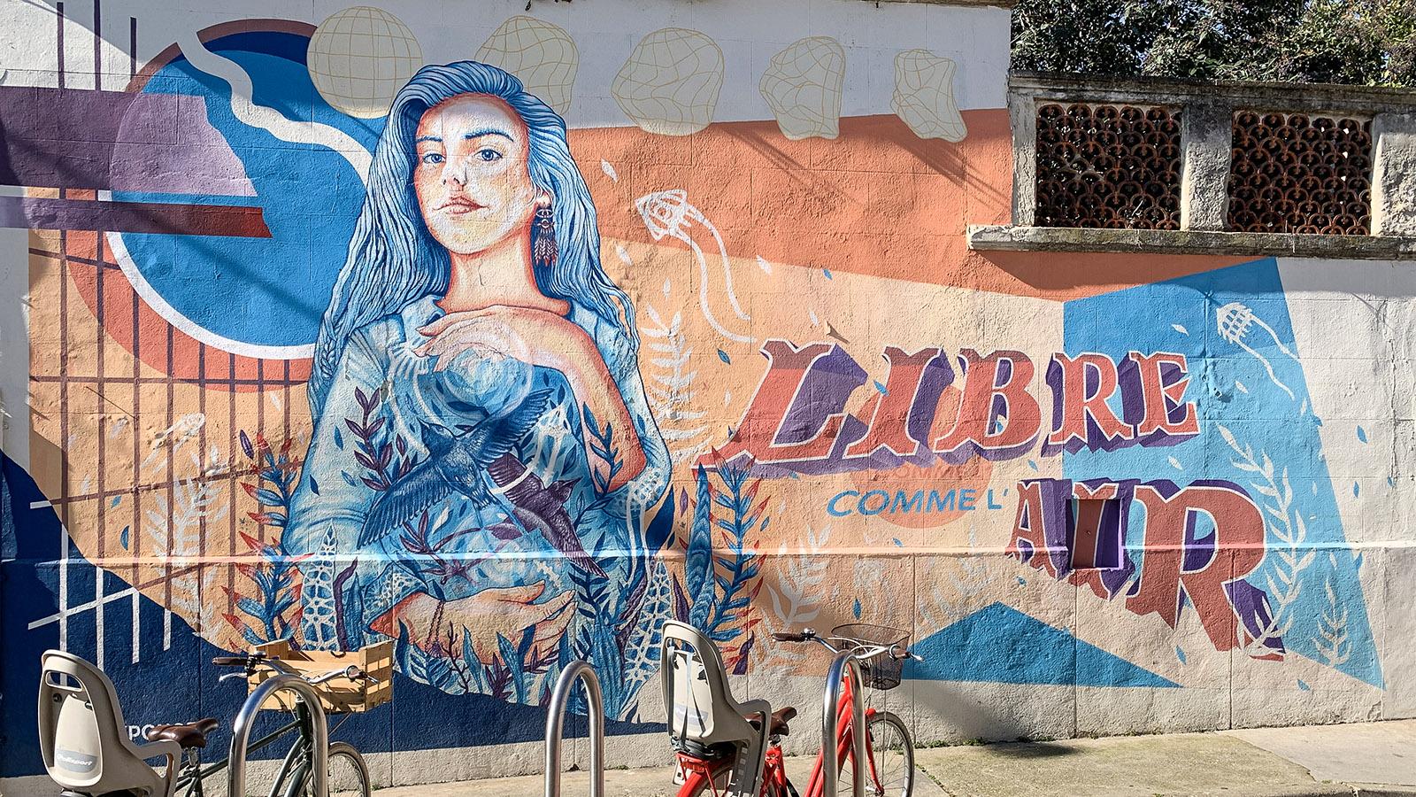 <em>Libre comme l'air</em> (frei wie die Luft), ein Wandbild des Duos Indexpouce am Haus 25, rue Porte d'Alès. Foto: Hilke Maunder