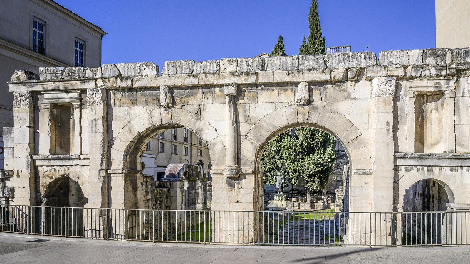 Die <em>Porte d’Auguste</em> am Rand der Altstadt von Nîmes. Foto: Hilke Maunder