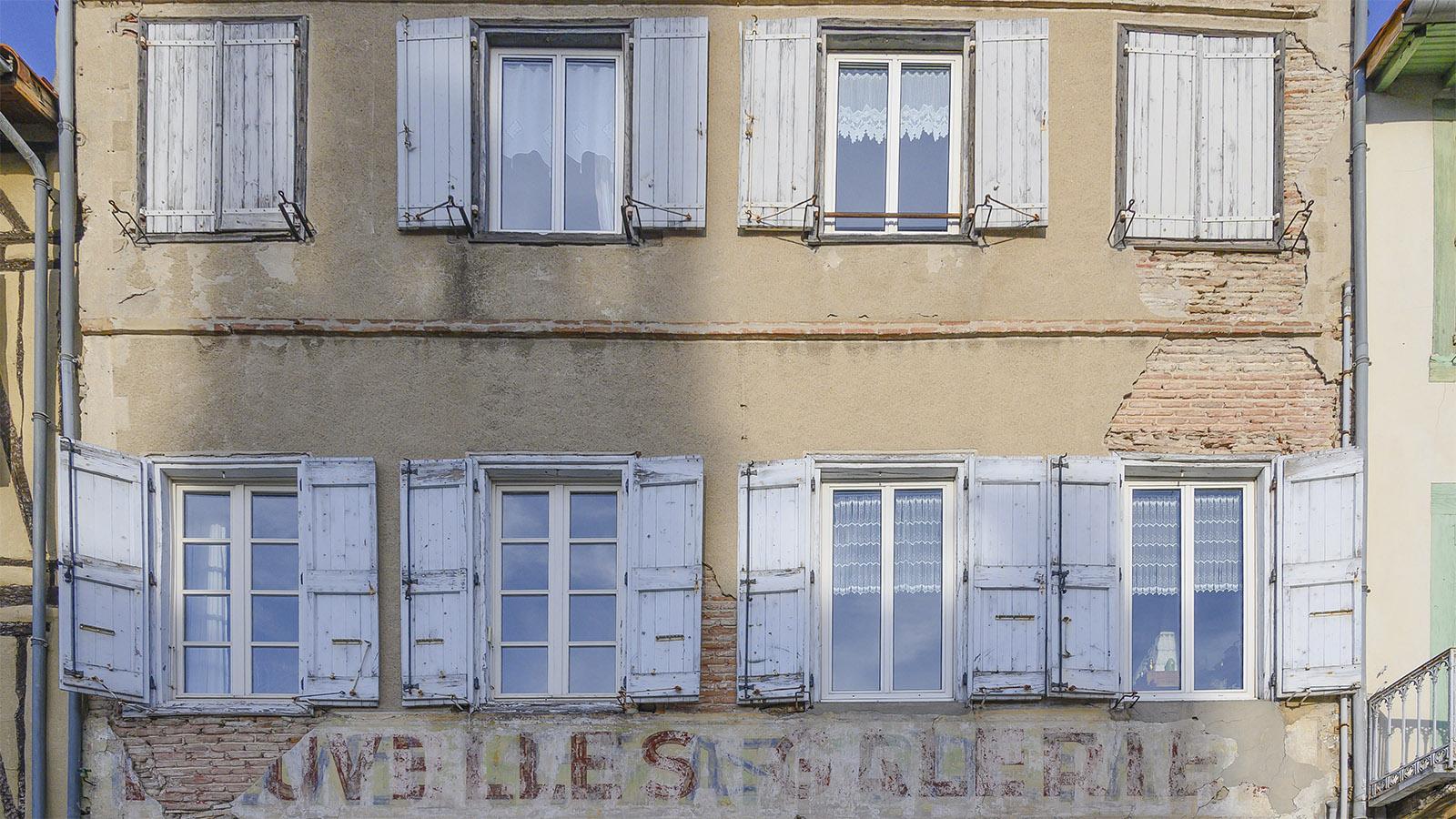 Eine Fassade an der <em>Place Philippe VI de Valois</em>. Foto: Hilke Maunder