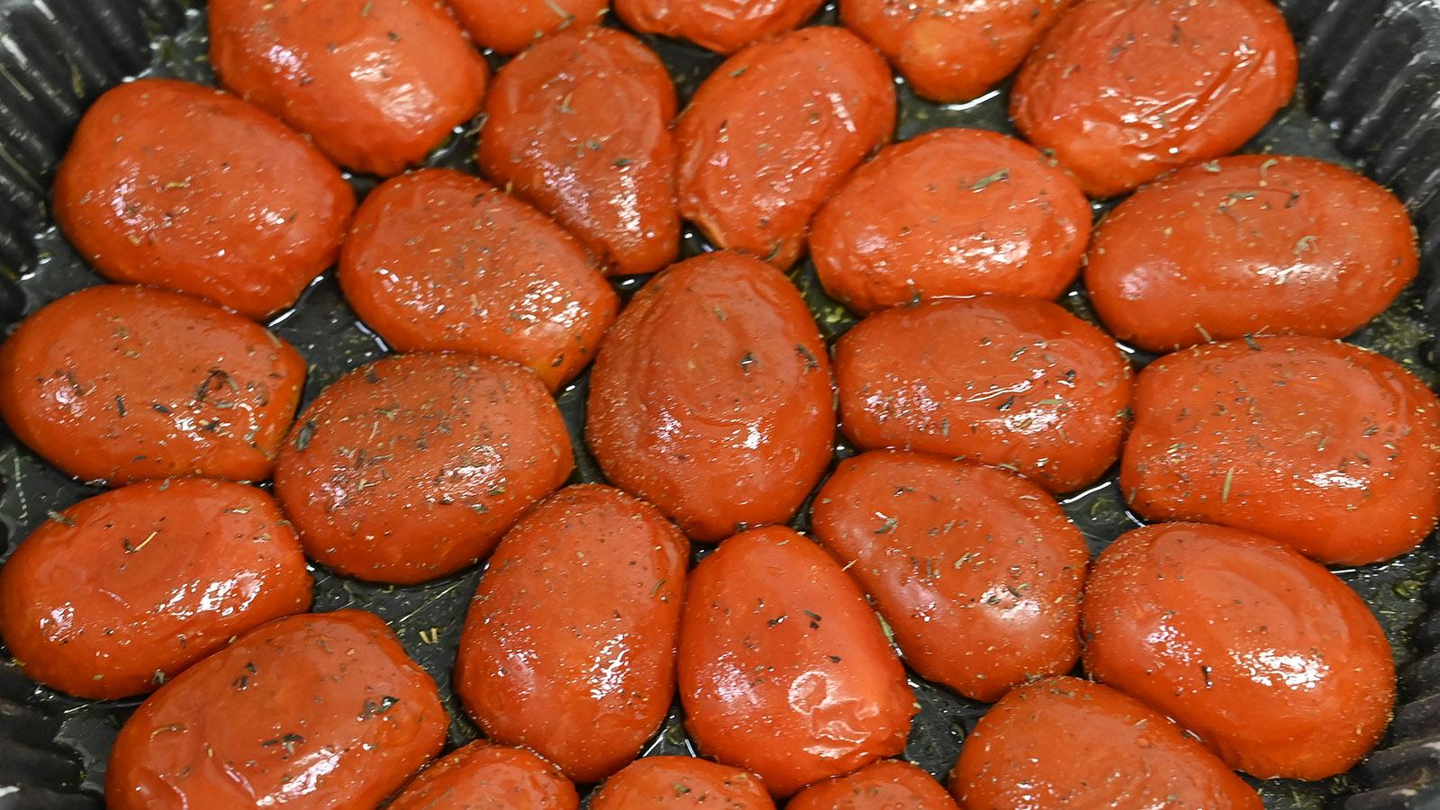 Wie bei der <em>Tarte Tatin </em>kommen zunächst die Tomaten in die Form. Foto: Hilke Maunder