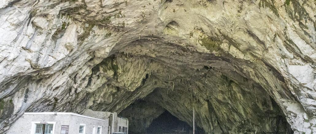 30 Meter breit und 15 Meter hoch ist der imposante Eingang der Höhle von Bédeilhac. Foto: Hilke Maunder