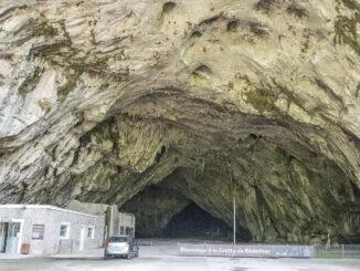30 Meter breit und 15 Meter hoch ist der imposante Eingang der Höhle von Bédeilhac. Foto: Hilke Maunder