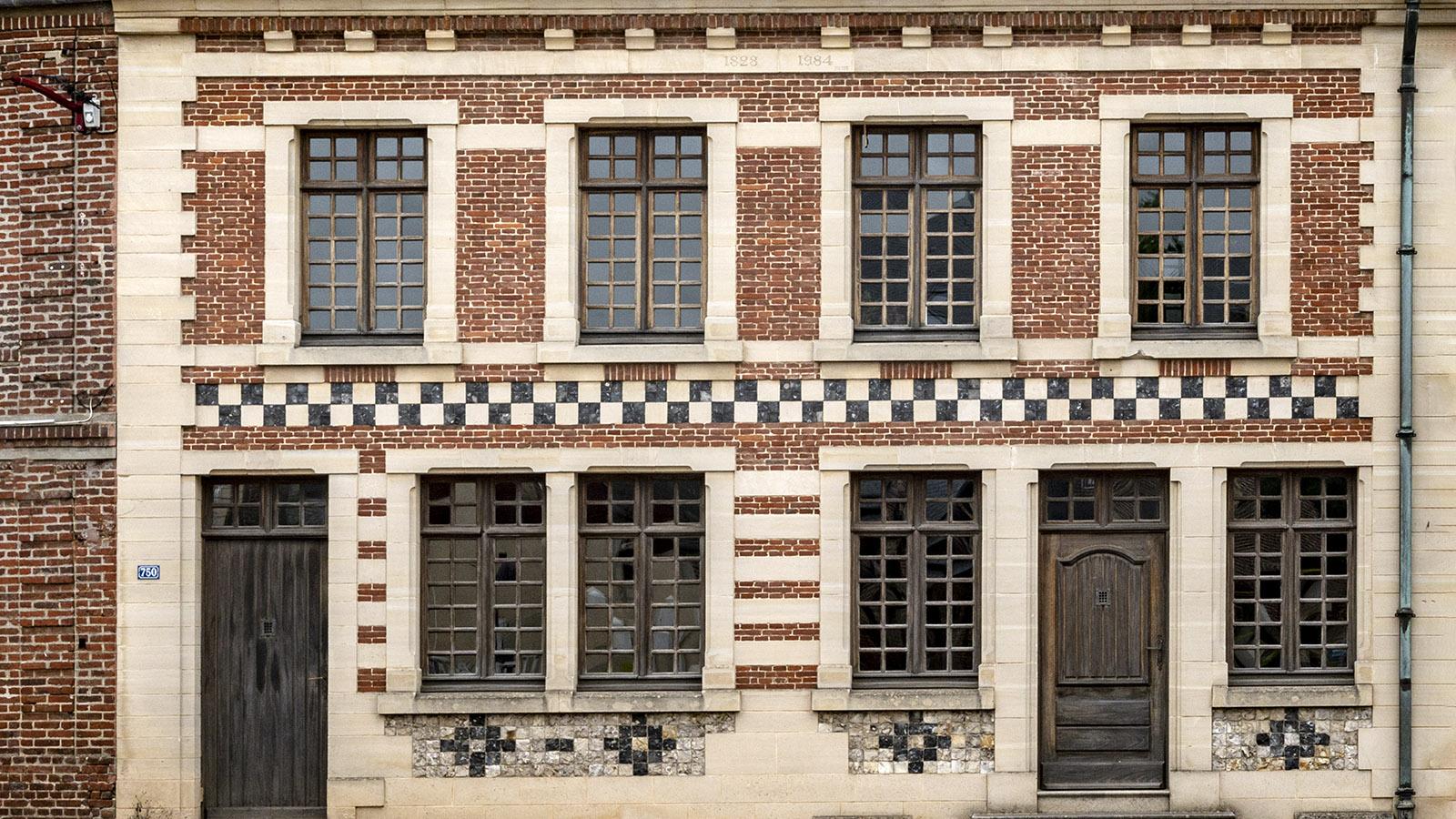 Eine typische Fassade mit traditionellem Mauerwerk des <em>Pays de Caux</em>. Foto: Hilke Maunder