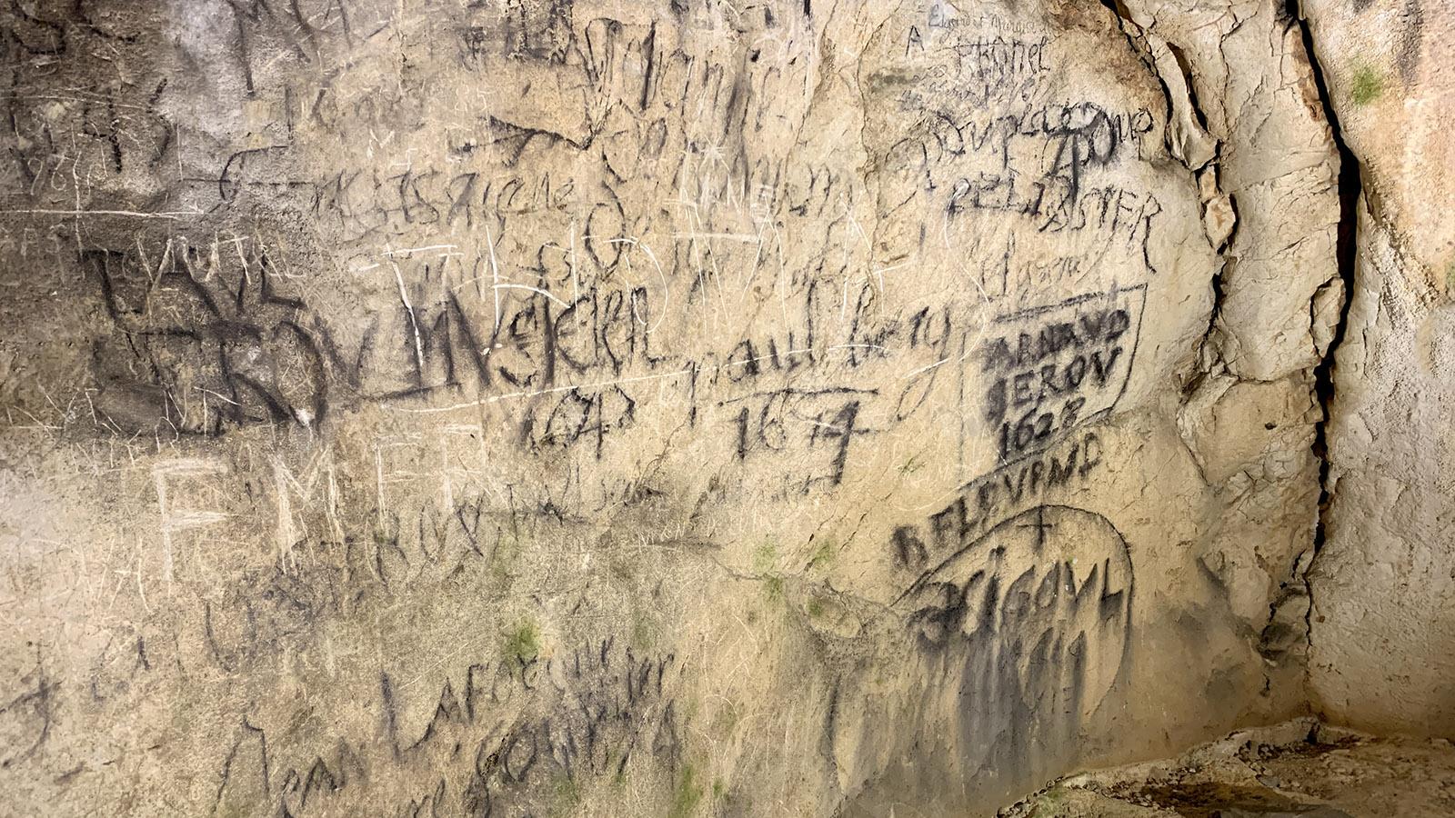 Seit Jahrtausenden haben Menschen in der Grotte von Lombrives ihre Zeichen hinterlassen. Foto: Hilke Maunder