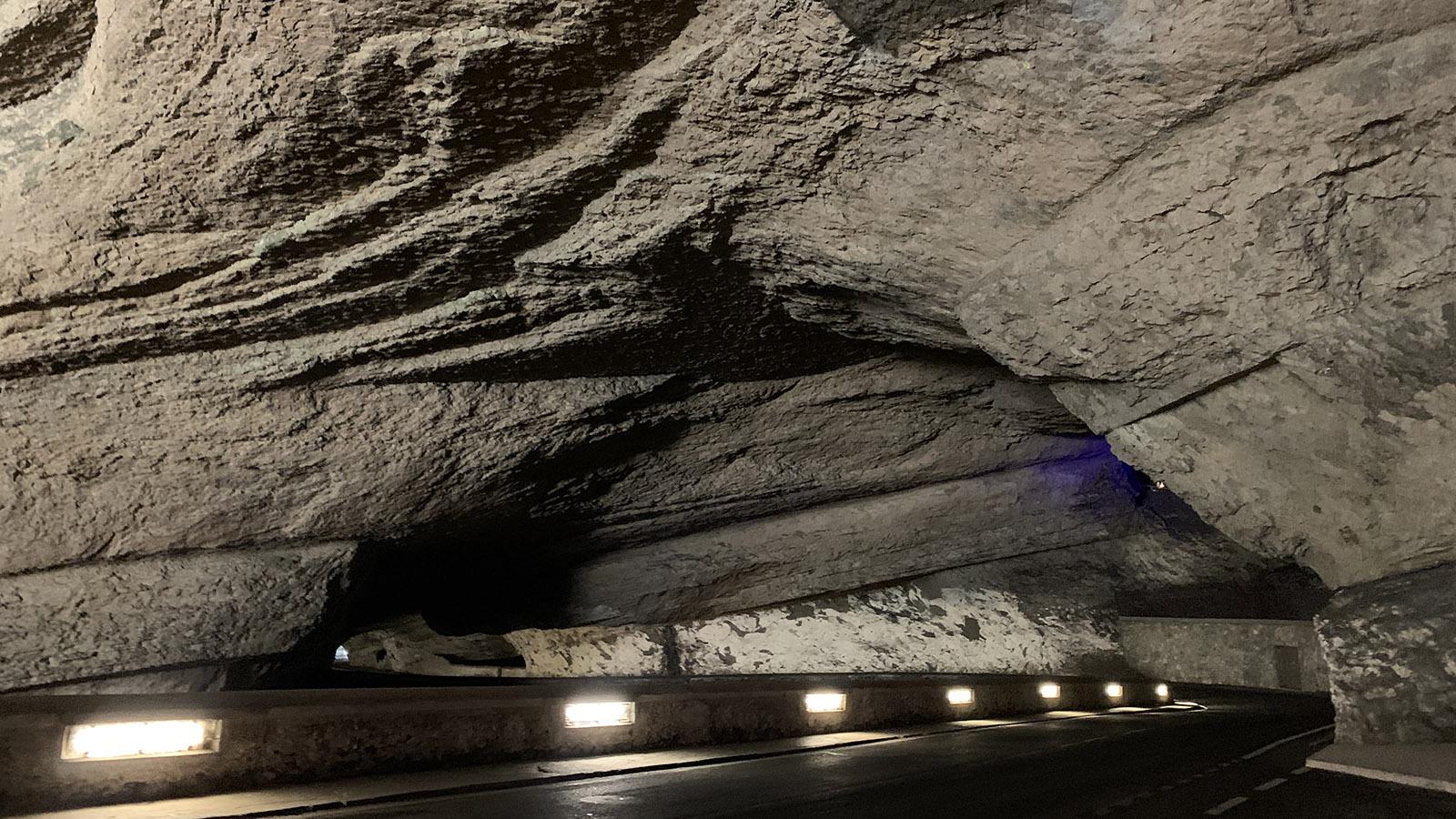 Die Départementsstraße D 119 führt mitten durch die Höhle. Foto: Hilke Maunder