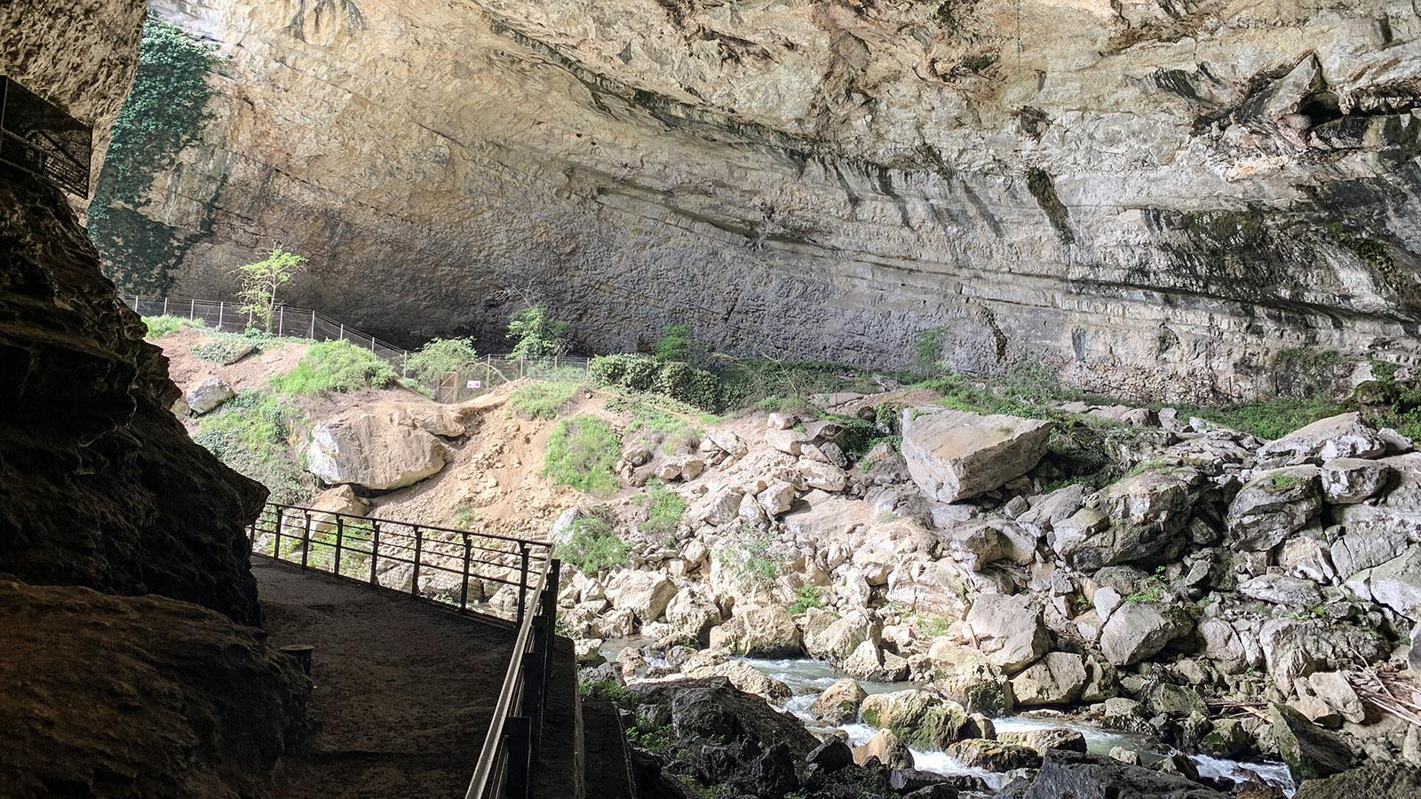 Vom Parktplatz am südlichen Ausgang führt ein Fußweg sicher zum Eingang der Grotte. Foto: Hilke Maunder