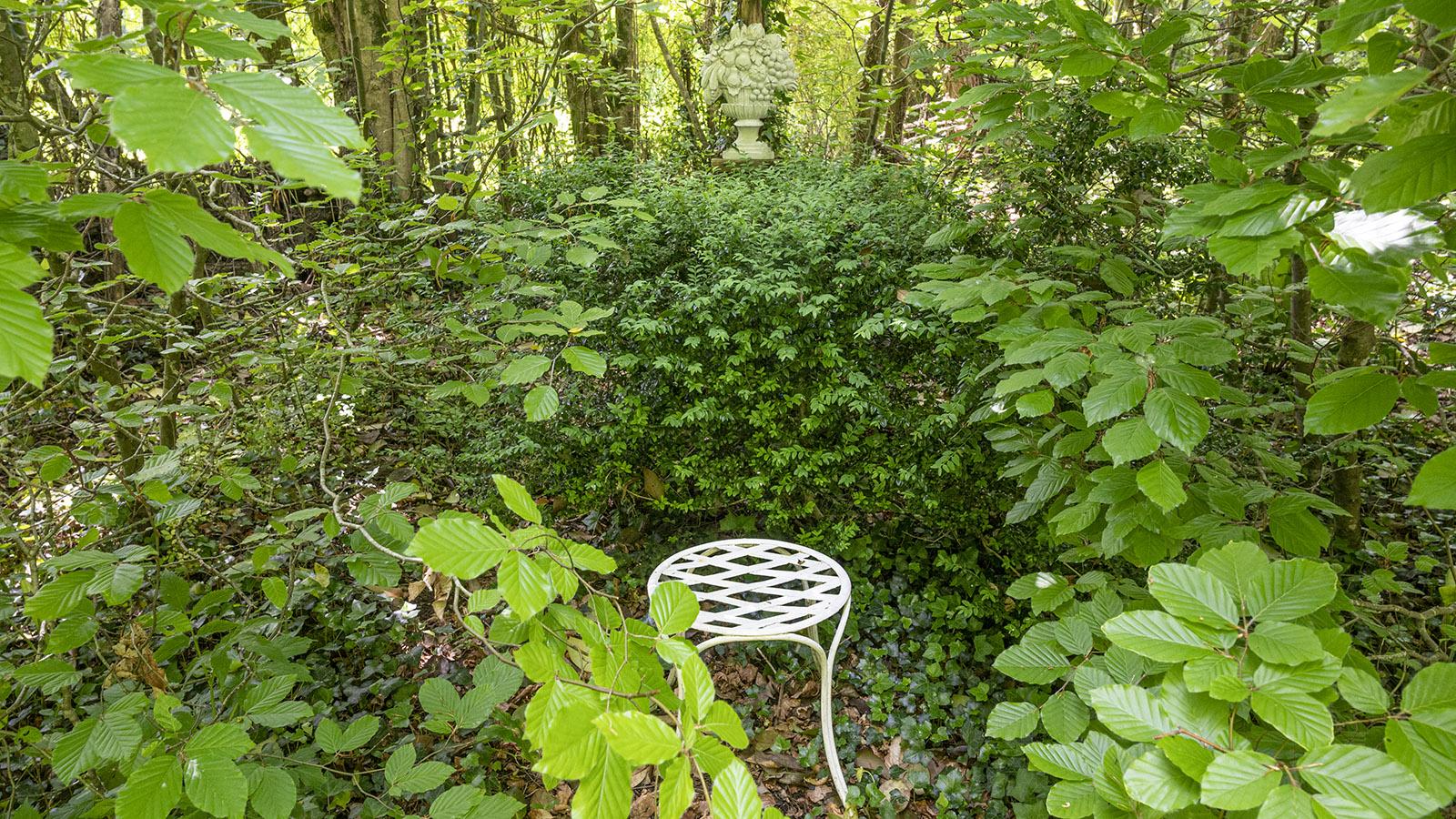 An Sichtachsen und Ruhepunkten im Garten laden Bänke und Stühle ein, die Inszenierung im Grünen ganz kontemplativ zu genießen. Foto: Hilke Maunder