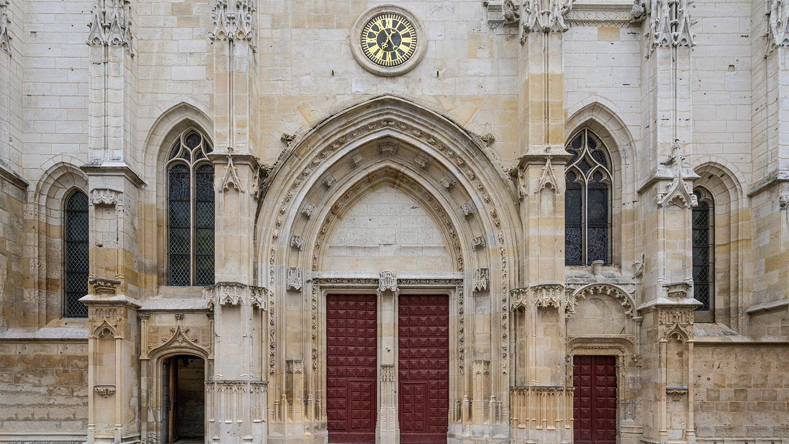 Der Eingang zur Stadtkirche Saint-Ouen in Pont-Audemer. Foto: Hilke Maunder