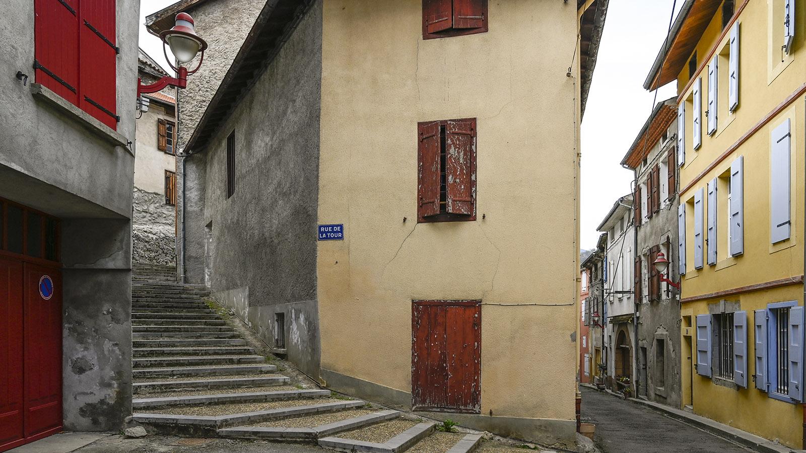 In der Altstadt von Tarascon. Auf den Treppen (links) kommt ihr zum Wahrzeichen und Aussichtspunkt. Foto: Hilke Maunder