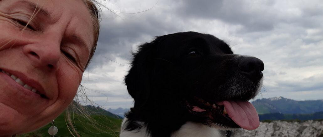 Karin Denzler mit ihrem Hund. Foto: privat