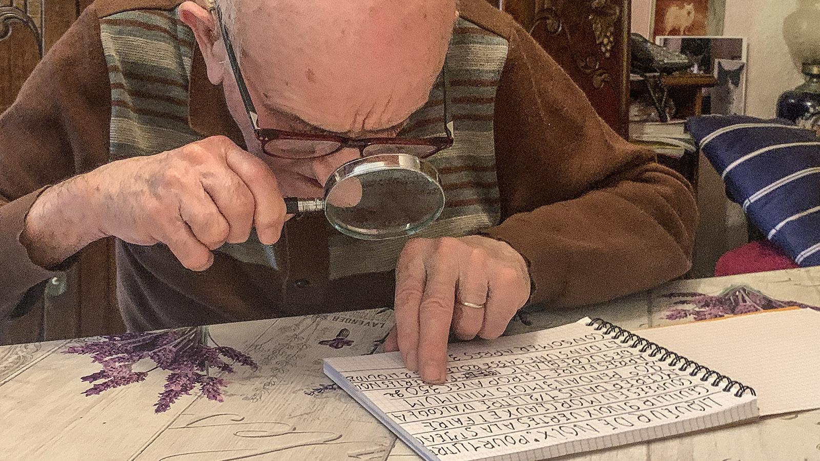 Obgleich er nahezu blind ist, hat Jean-Claude Pasquier alle Rezepte seiner Frau akribisch notiert, um sie für die Nachwelt zu erhalten. Foto: Hilke Maunder