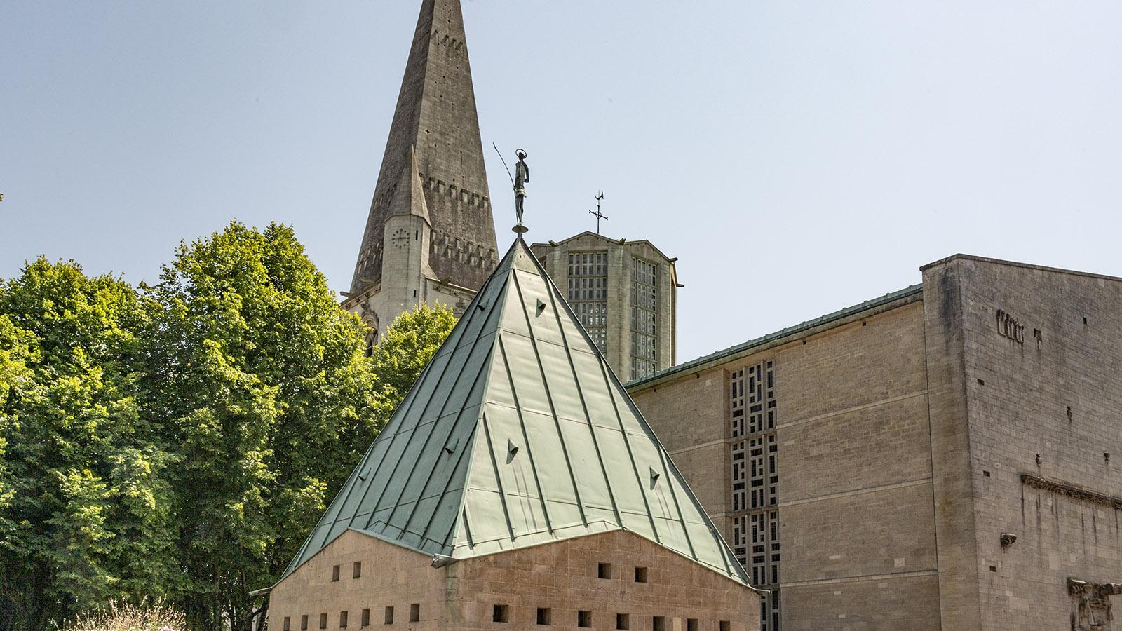 Die Stadtkirche von Valogne besitzt drei Türme - Modern eund Erbe verbinden sich im Bau auf faszinierende Art und Weise. Foto: Hilke Maunder