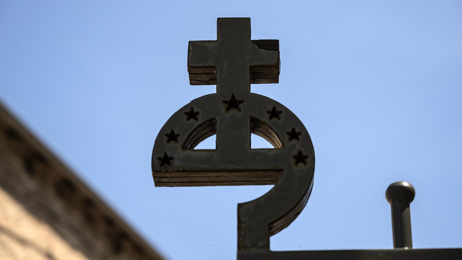 Das Symbol des Klosters schmückt auch das große Zugangstor. Foto: Hilke Maunder
