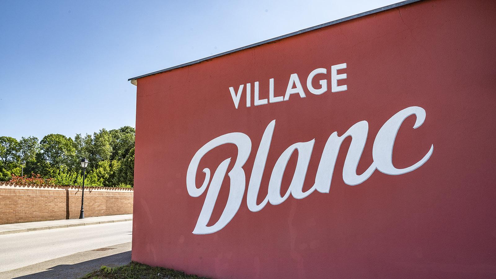 So begrüßt euch das <em>Village Blanc</em> bei der Einfahrt nach Vonnas. Foto: Hilke Maunder
