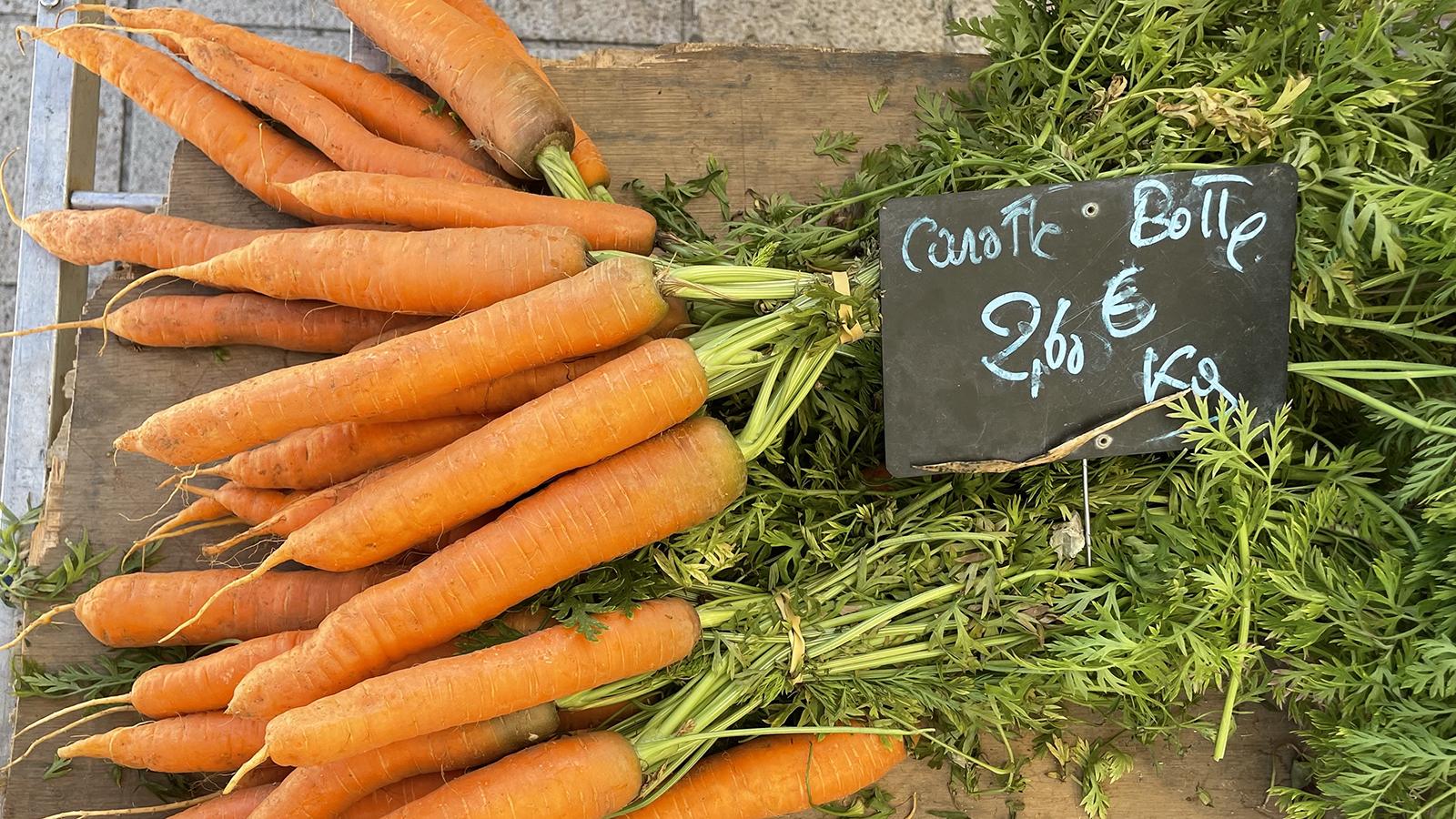 Karotten - frisch vom Markt. Foto: Martina Peters.