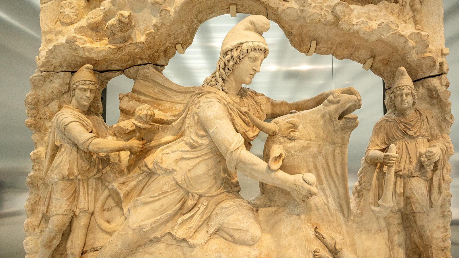 Die Göttin Mithra opfert den Stier, ca. 200 n. Chr. Foto: Hilke Maunder