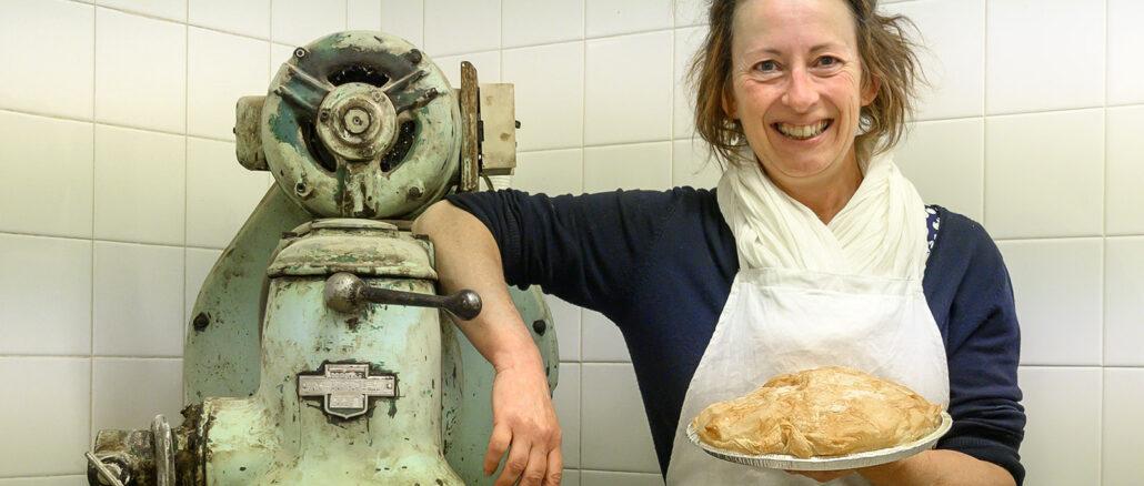 Nathalie Saint-Genix mit ihrer Tourtière landaise. Foto: Hilke Maunder