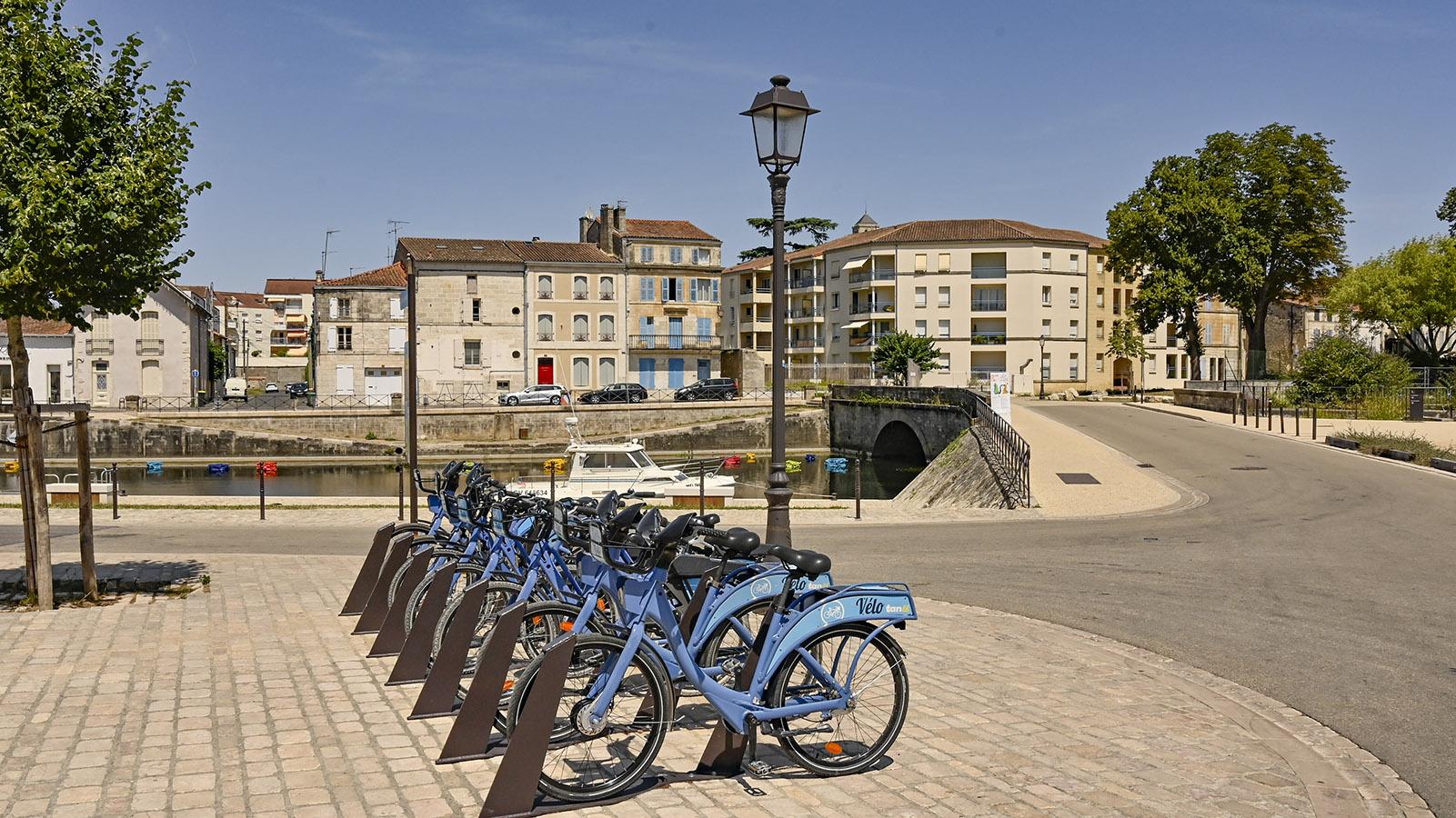In Niort gibt es auch günstige Stadträder. Eine der Stationen befindet sich am Port Boinot. Foto: Hilke Maunder
