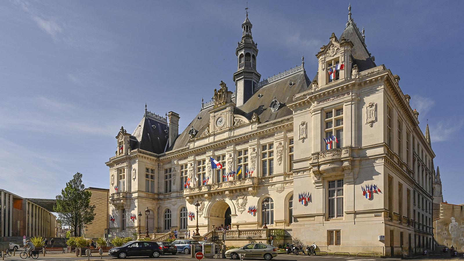 Wie Paris, nur kleiner: das Rathaus von Niort. Foto: Hilke Maunder