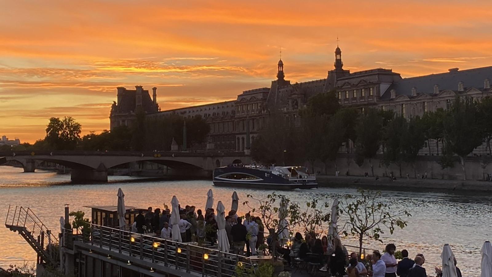 Wunderschön: der Sonnenuntergang am Seine-Ufer. von Paris.. Foto: Catharina Arp
