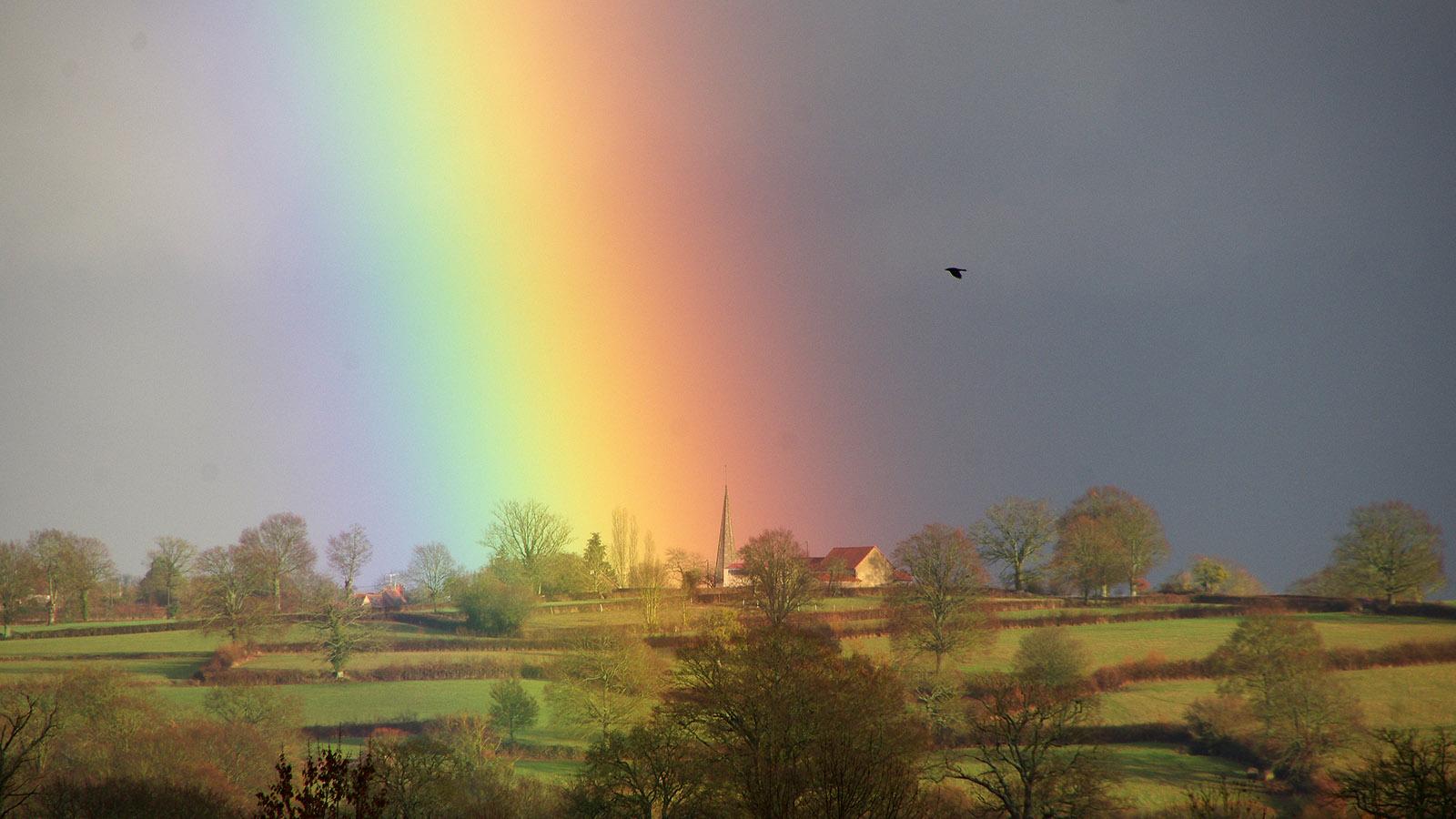 Ein Regenbogen spannt sich über Ygrande. Foto: Martina Pohl-Elser