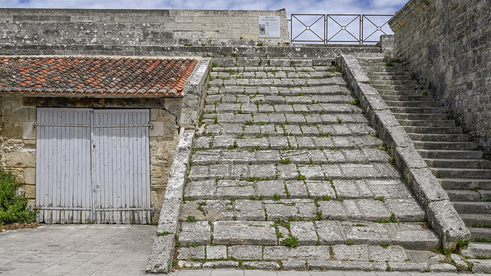 Die breite Maria-Mancini-Treppe führt hinauf zum Wehrgang der Stadtmauer. Foto: Hilke Maunder