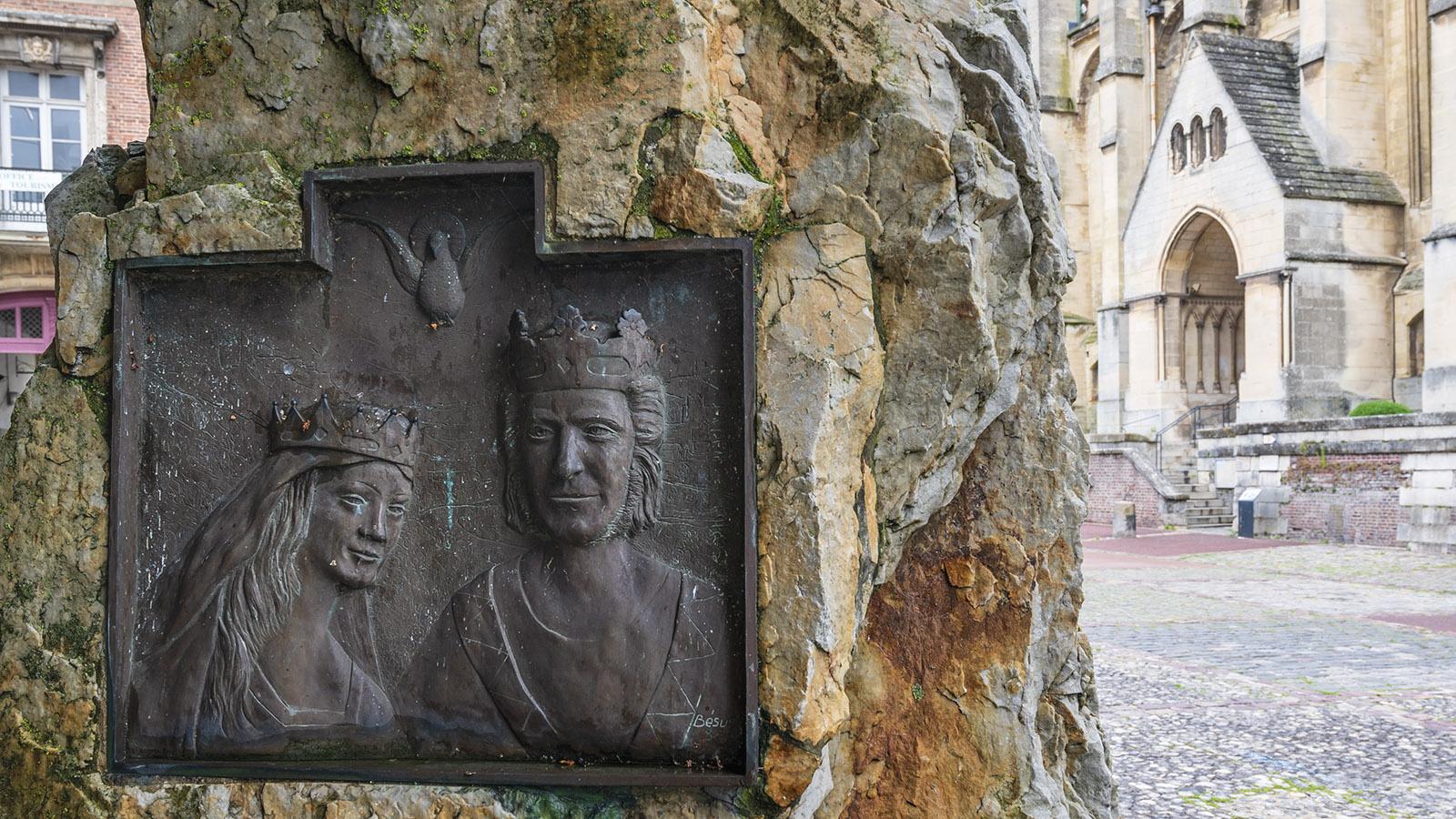 Vor der Kirche erinnert ein Gedenkstein an die Hochzeit Wilhelm des Eroberers. Foto: Hilke Maunder