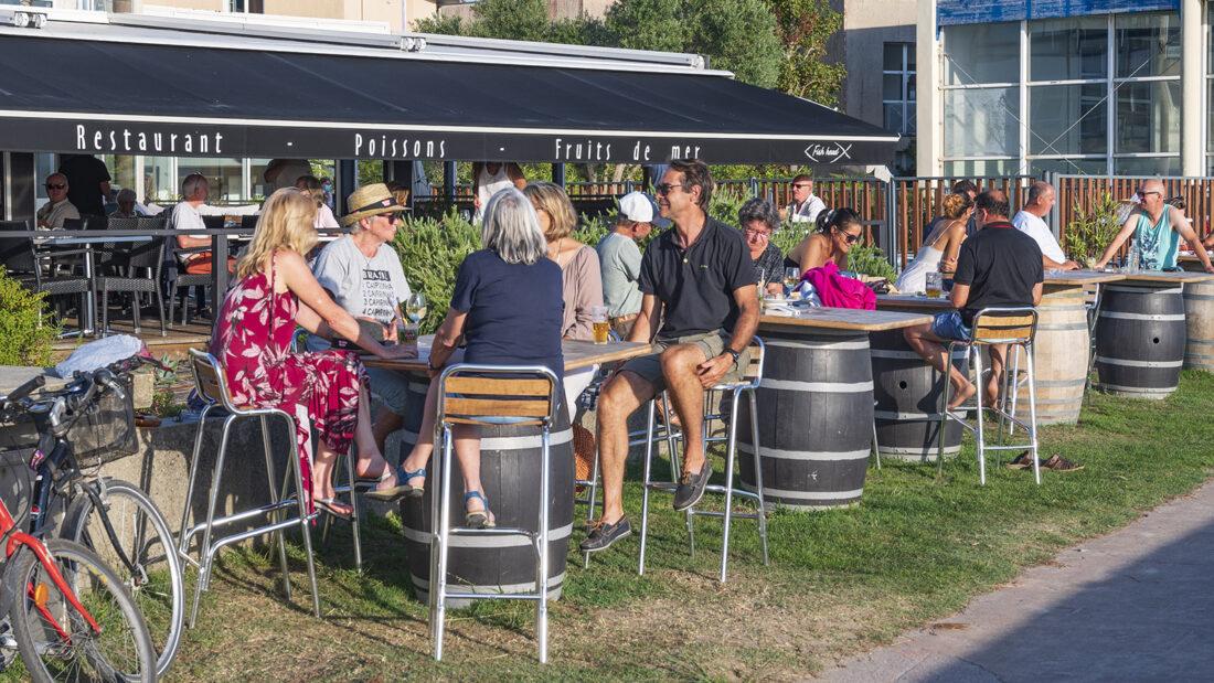 Erst draußen den Apéro genießen, dann drinnen die Fischküche genießen: Ein Besuch des Fish Head gehört für viele einfach zum Urlaub in Andernos-les-Bains dazu. Foto: Hilke Maunder