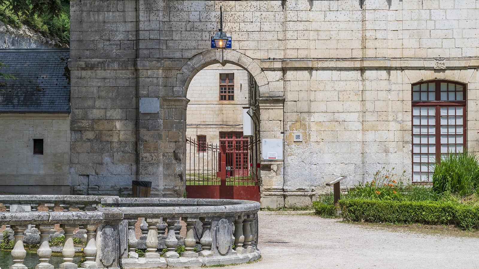 Einer der Eingänge der Abtei von Brantôme. Foto: Hilke Maunder