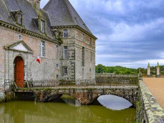 Wehrhaft und wunderschön: das Wasserschloss von Carrouges in der Normandie. Foto: Hilke Maunder