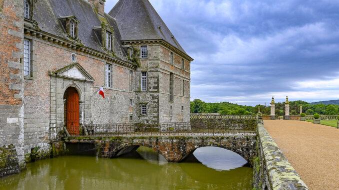 Wehrhaft und wunderschön: das Wasserschloss von Carrouges in der Normandie. Foto: Hilke Maunder
