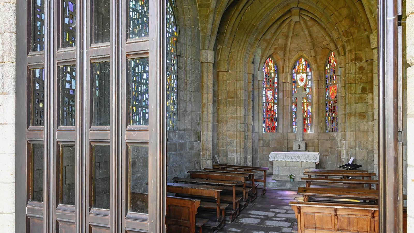 Die Kapelle am <em>Mont des Allouettes</em> mit ihren Glasfenstern. Foto: Hilke Maunder
