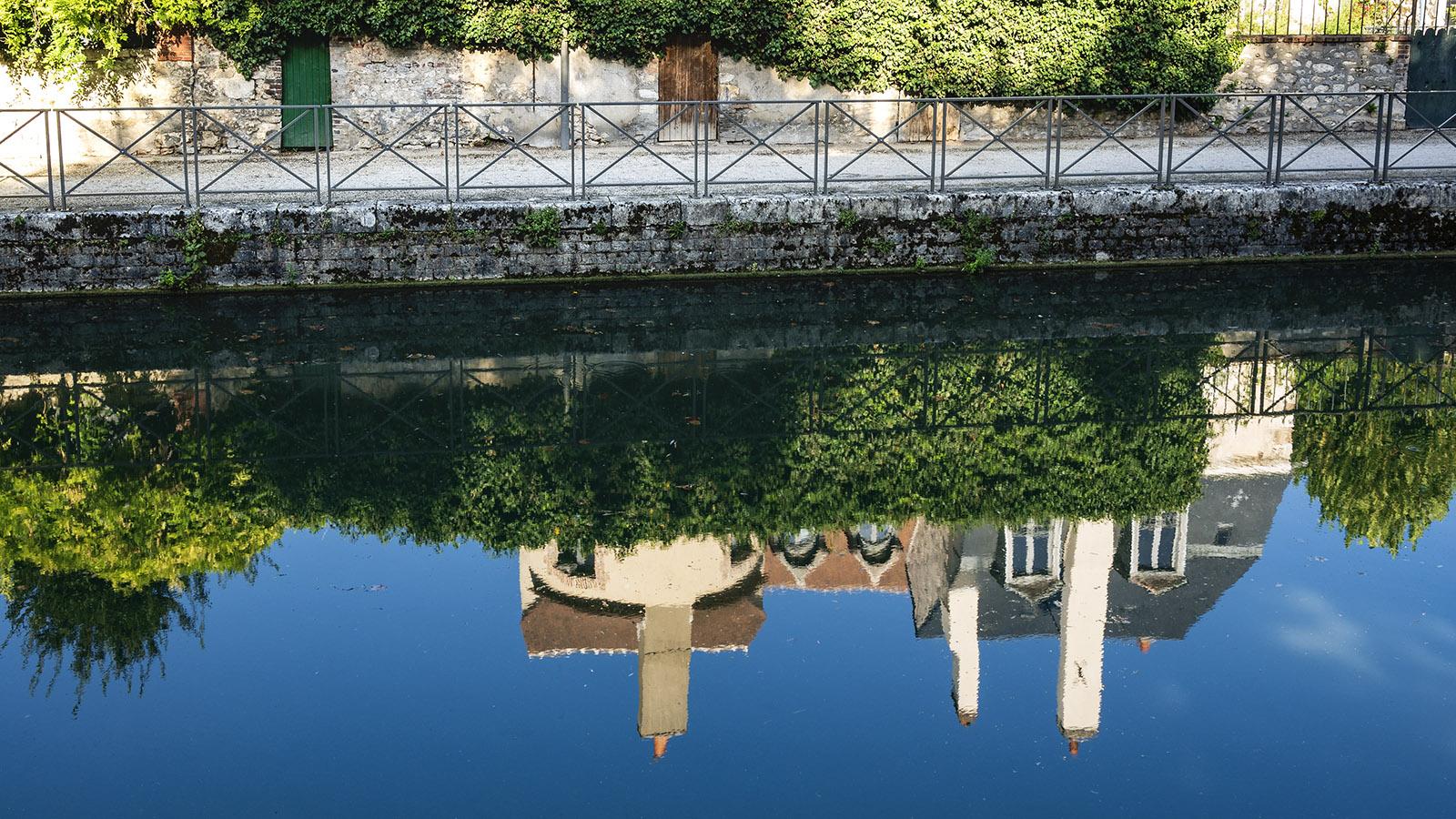 In den Fluten des <em>Canal de Briare</em> spiegeln sich die alten Fassaden von Montargis. Foto: Hilke Maunder