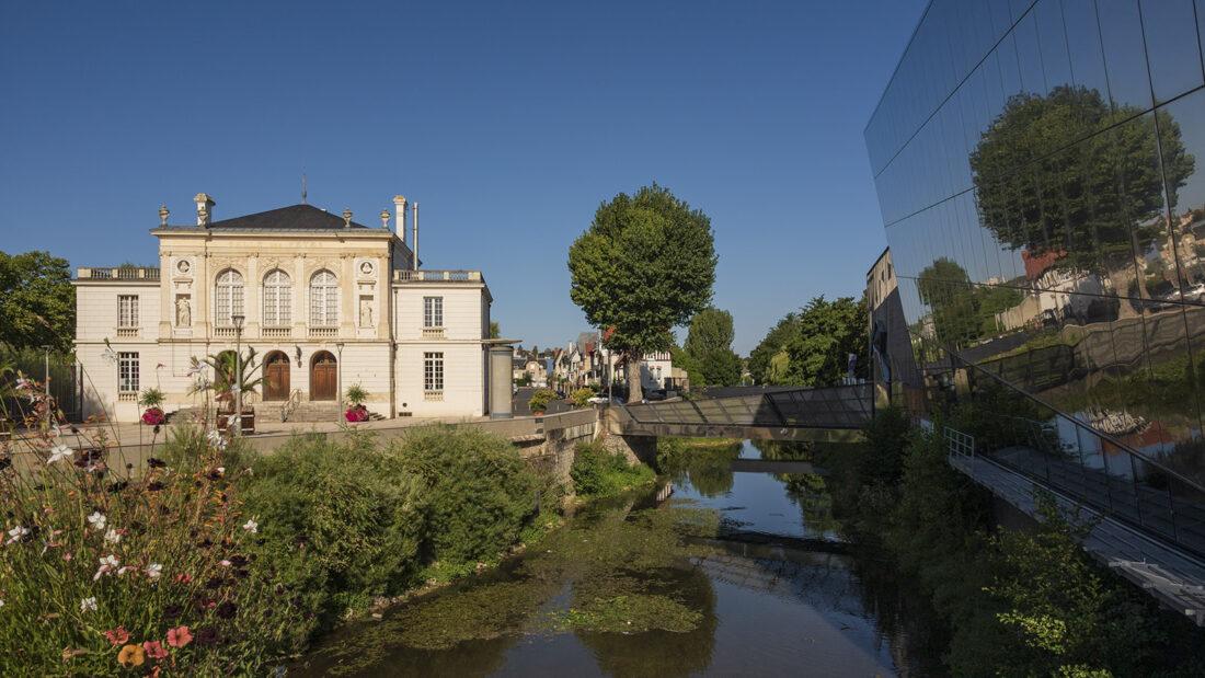 Am Loing. Links säumt die Salle des Fêtes , rechts die Mediathek seine Ufer. Foto: Hilke Maunder