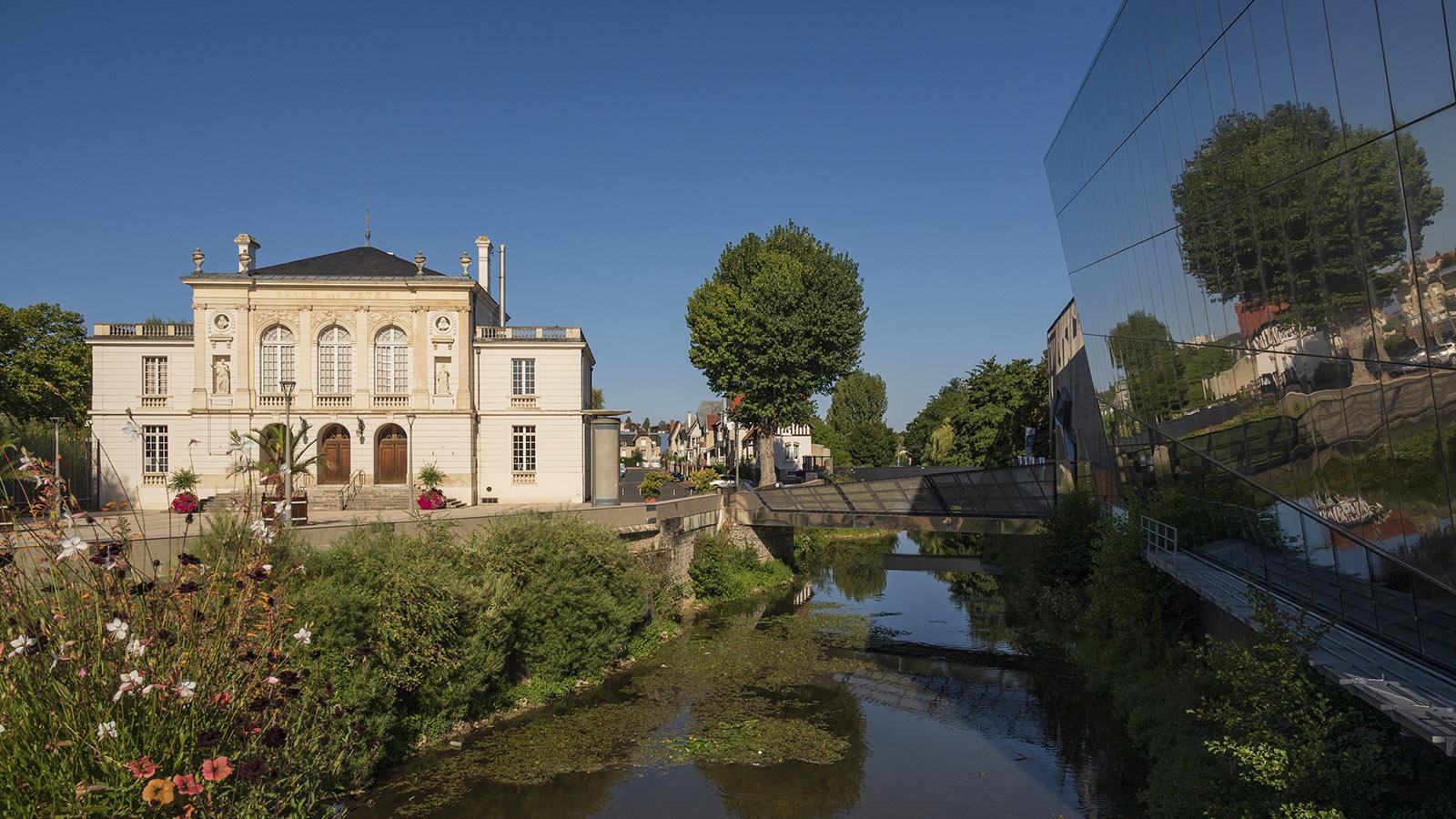 Am Loing. Links säumt die Salle de Fête, rechts die Mediathek seine Ufer. Foto: Hilke Maunder