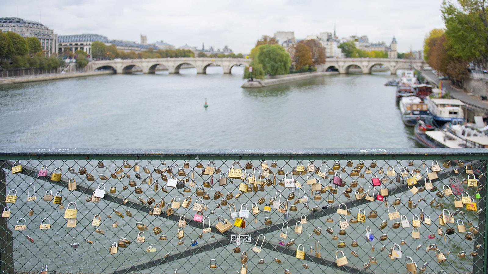 Der Blick vom Pont des Arts auf den Pont-Neuf von Paris. Foto: Hilke Maunder