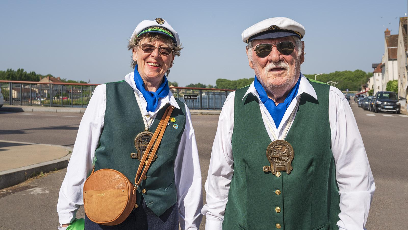 Zwei Mitglieder der Flussschiffer-Gilde beim Fischerfest von Saint-Jean-de-Losne. Foto: Hilke Maunder