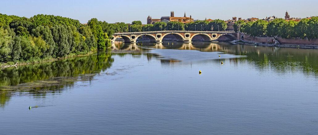 Der Blick auf Toulouse von der Île du Ramier, auf der bis 2025 der neue Central Park von Toulouse entsteht.
