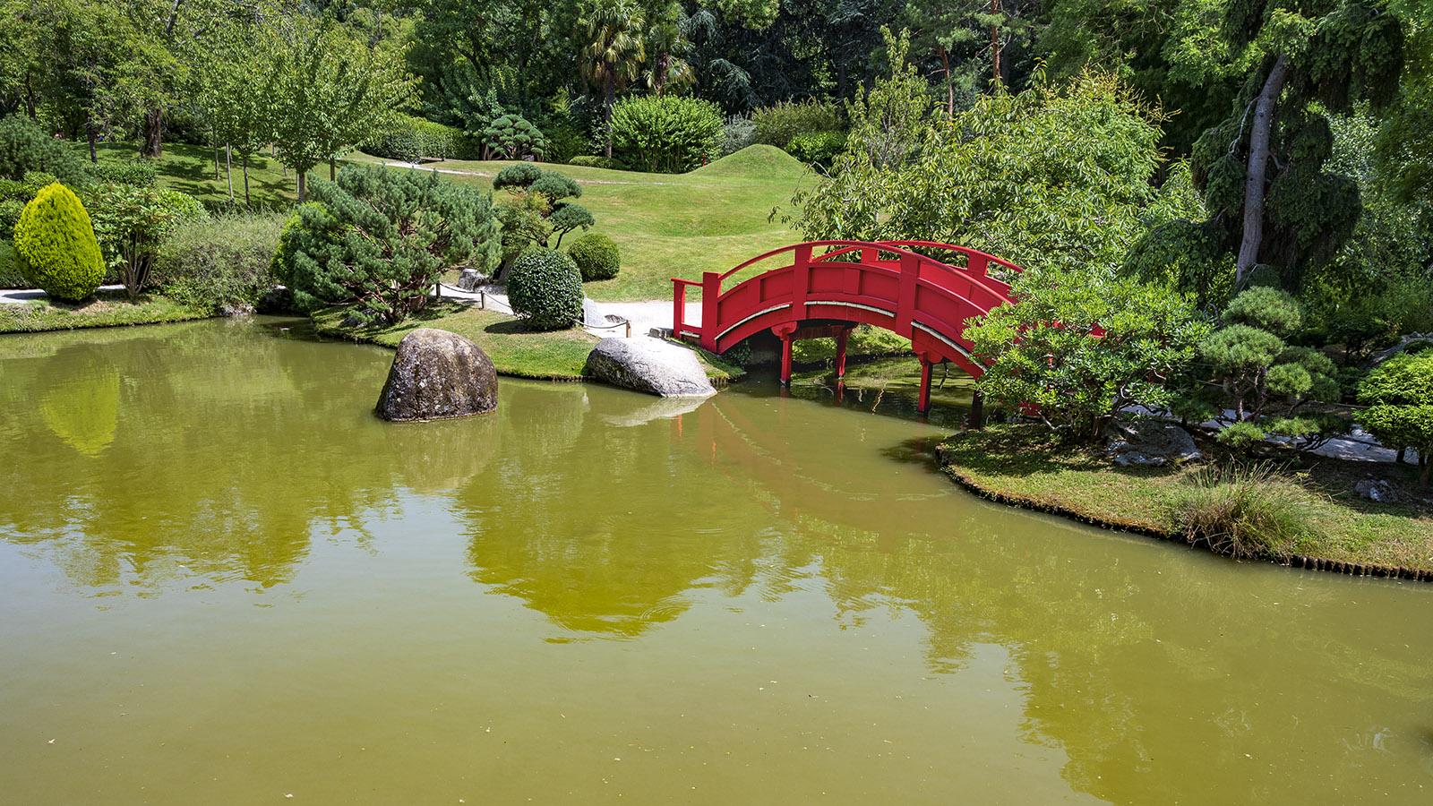 Die rote Brücke des japanischen Gartens von Toulouse. Foto: Hilke Maunder