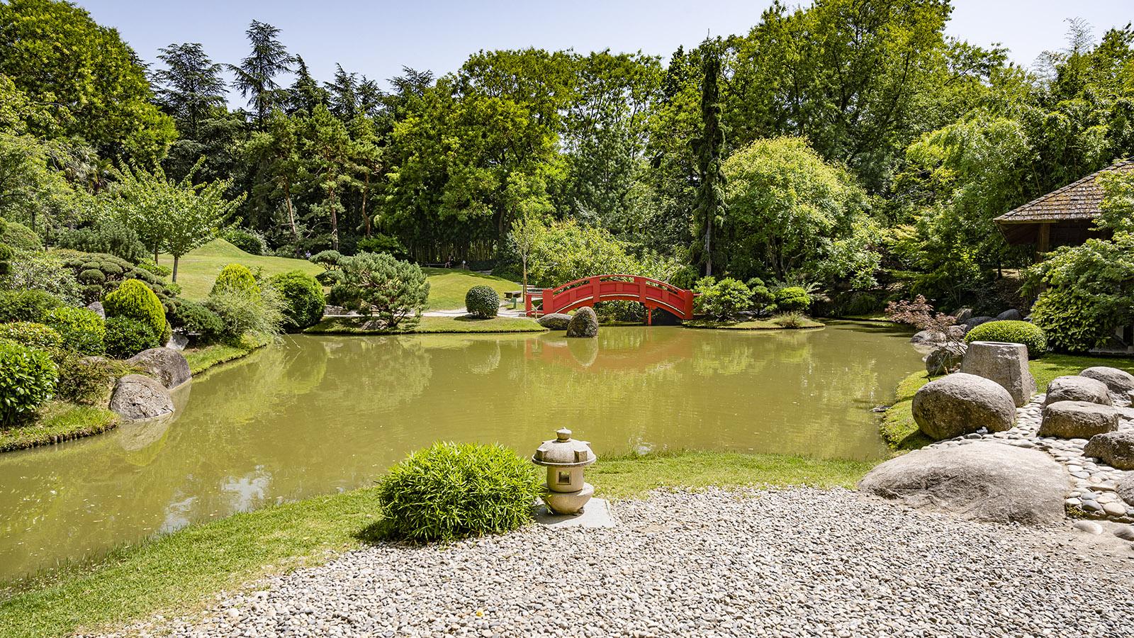 Der Blick über den See des japanischen Gartens hin zur roten Brücke. Foto: Hilke Maunder