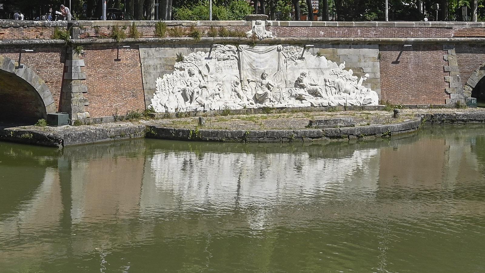 Das Bas-Relief der <em>Ponts-Jumeaux</em>.Foto: Hilke Maunder