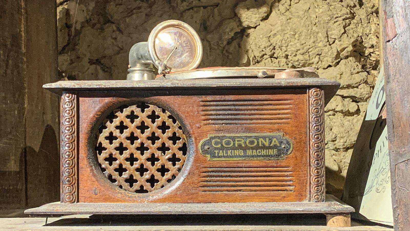 Eines der frühen Radios in Frankreich: die Corona Talking Machine. Foto: Hilke Maunder