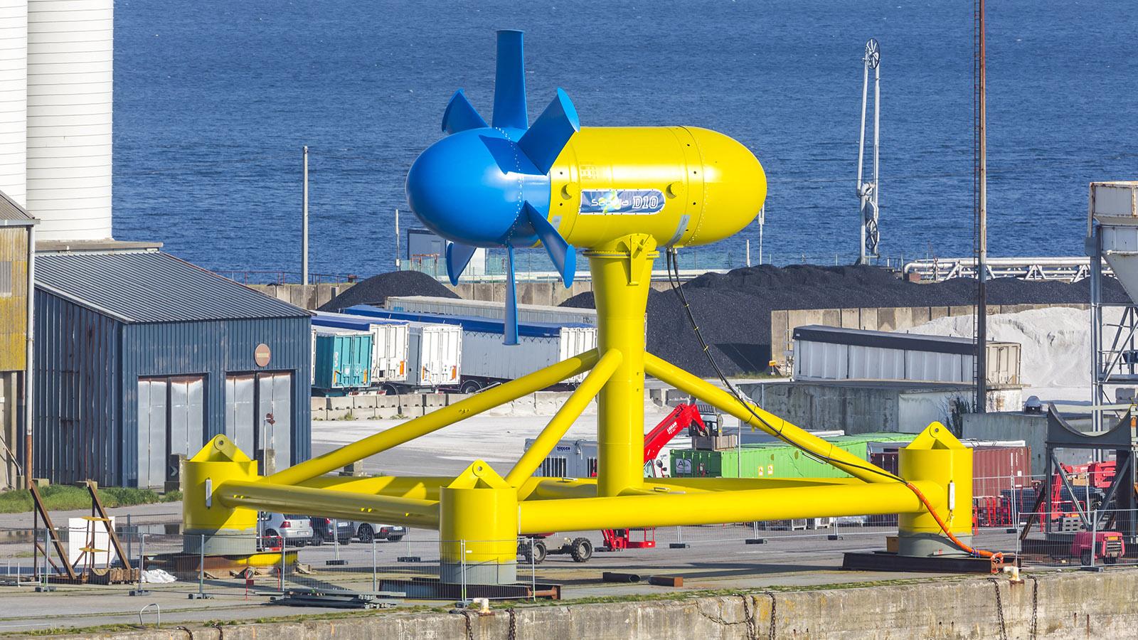 Die Montage der Gezeitenturbine (hydrolienne) Sabella D10 im Hafen von Brest. Foto: Fanch Galivel, Pressebild Sabella