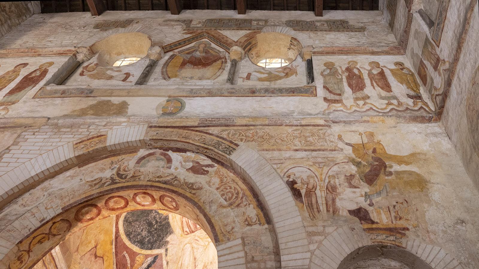 Über und über ist die Taufkapelle von Poitiers farbig ausgeschmückt. Foto: Hilke Maunder