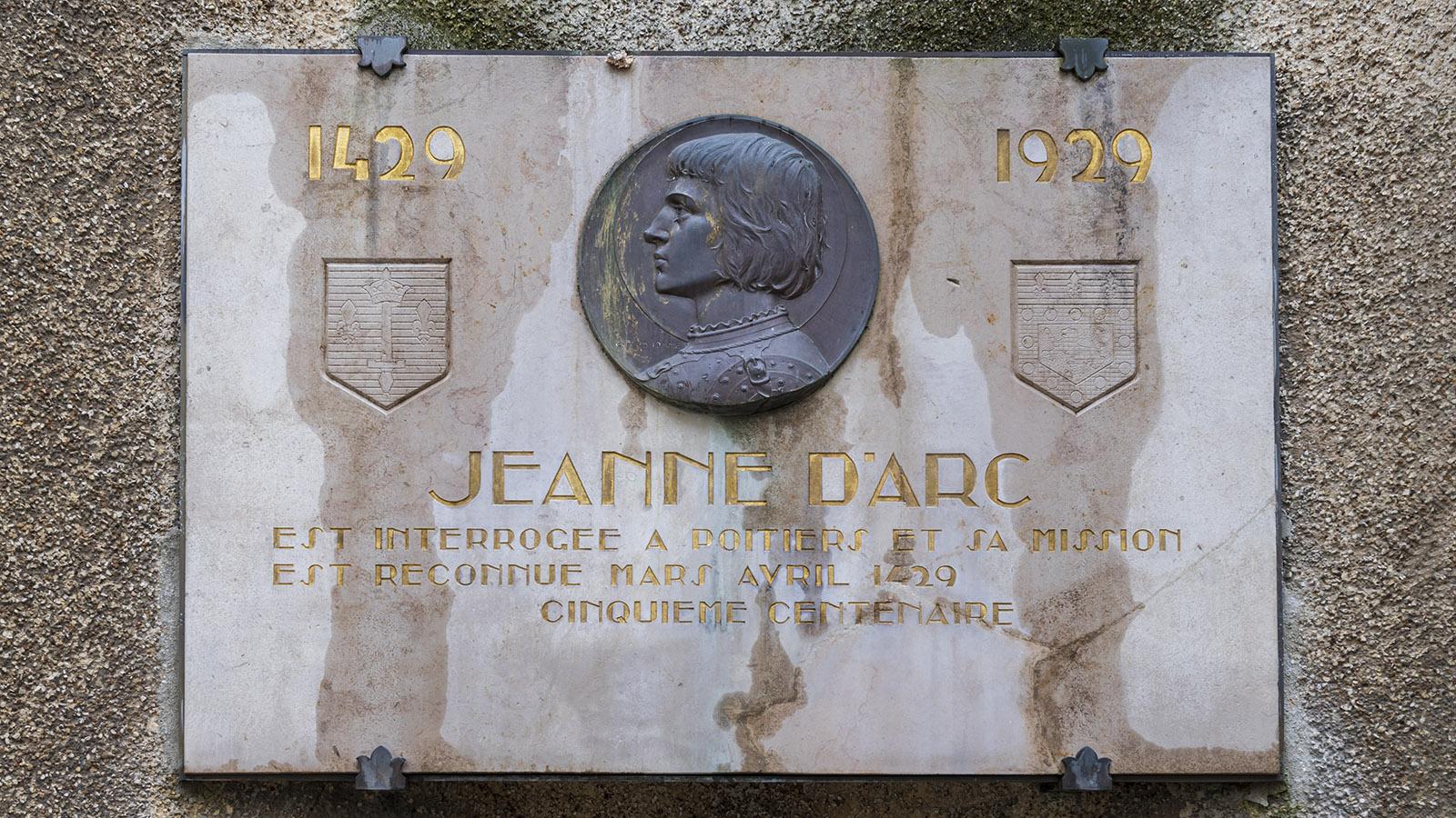 Eine Bodenplatte erinnert im einstigen Grafenpalast von Poitiers an Jeanne d'Arc. Foto: Hilke Maunder
