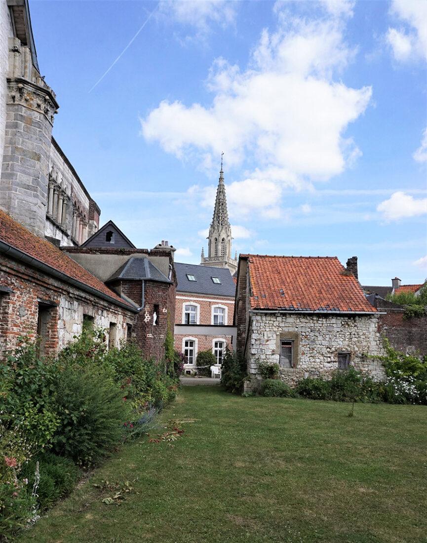 Blick vom Garten der ehemalige Klosterkirche Saint-Saulve auf die Kirche Saint-Nicolas