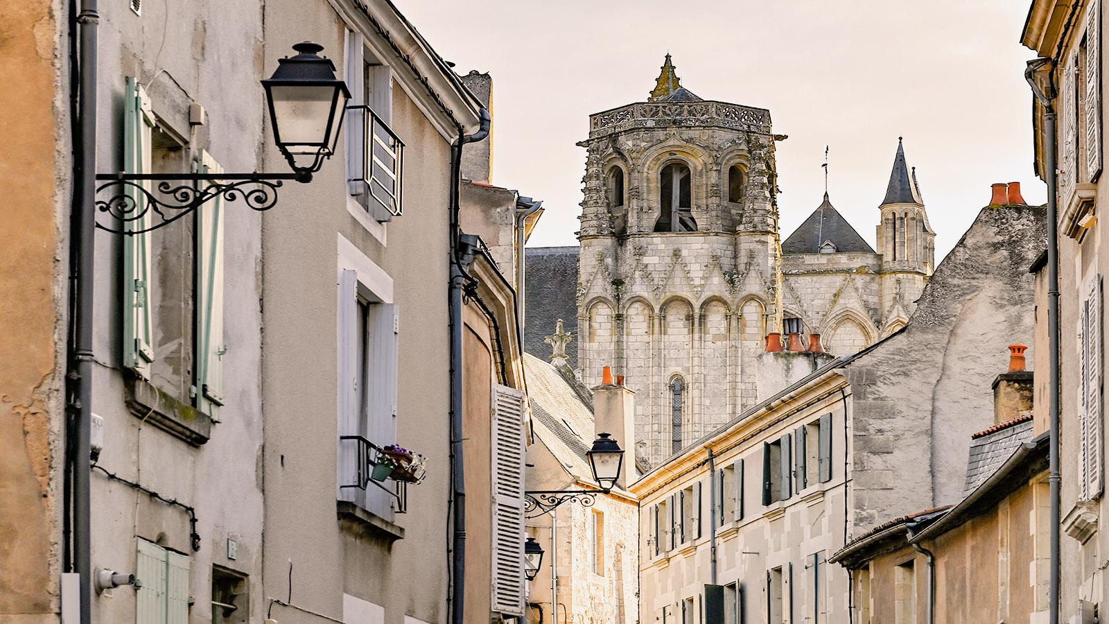 Blick über die Dächer der Altstadt von Poitiers auf die Église Sainte-Radegonde. Foto: Hilke Maunder