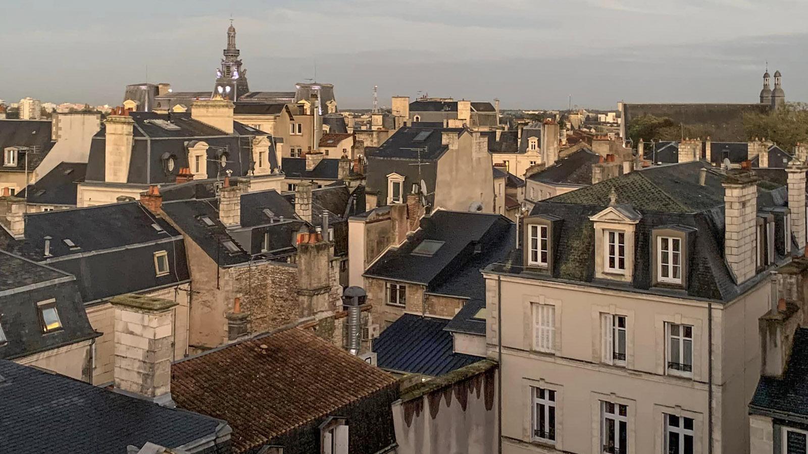 Der Blick vom obersten Parkdeck der Rathausgarage auf Poitiers. Foto: Hilke Maunder