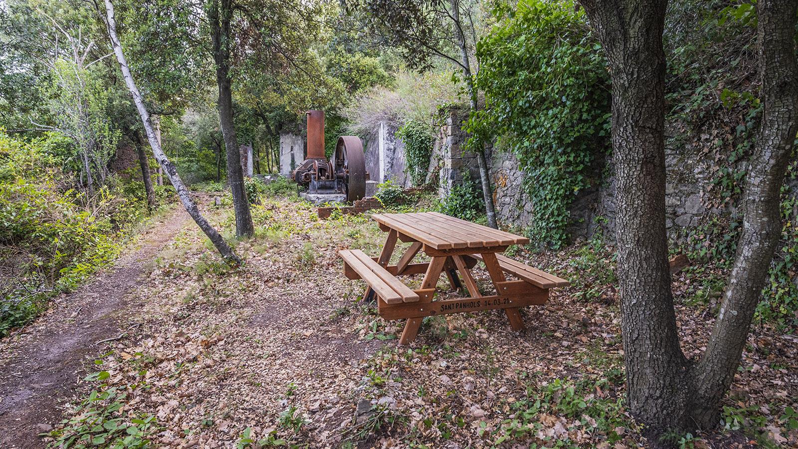 Der Heimatverein <em>Les Sant-Panhols</em> hat einen Picknicktisch an der einstigen Mine aufgestellt. Foto: Hilke Maunder