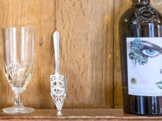 Absinth – das Glas, der Löffel, die Spirituose. Nur das Wasser und der Zuckerwürfel fehlen noch. Foto: Hilke Maunder